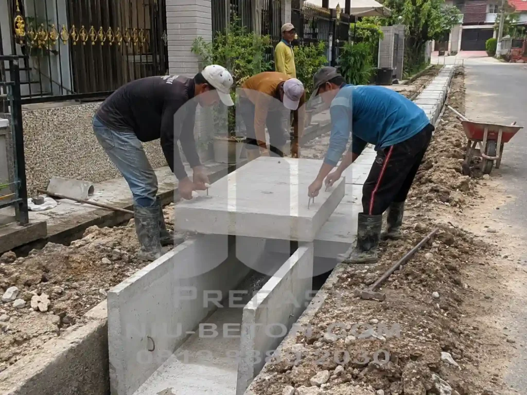 Alat Pemasangan Cover U Ditch Pemasangan saluran beton di jalanan