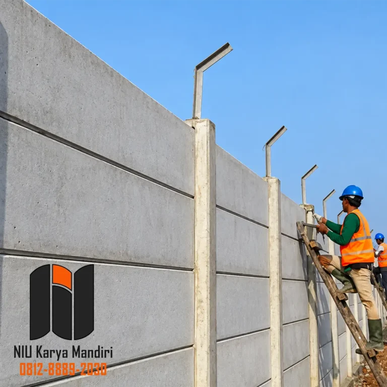 Pekerja sedang melakukan Finishing Pagar Panel Beton